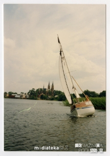 Jacht Okaz A-111, typ Karaś 450 na jeziorze Rajgrodzkim, sierpień 1988 r.