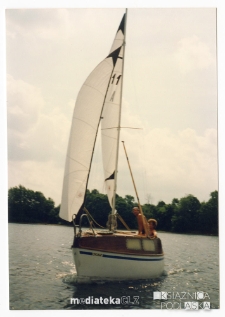Jacht Okaz A-111, typ Karaś 450 na jeziorze Rajgrodzkim, sierpień 1988 r.