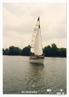 Jacht Okaz A-111, typ Karaś 450 na jeziorze Rajgrodzkim, sierpień 1988 r.