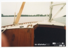 Jacht Okaz A-111, typ Karaś 450 na jeziorze Rajgrodzkim, sierpień 1988 r.