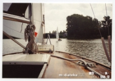 Jacht Okaz A-111, typ Karaś 450 na jeziorze Rajgrodzkim, sierpień 1988 r.