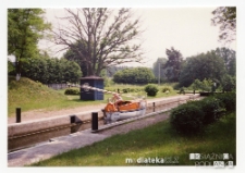 Śluzowanie jachtu Okaz A-111, typ Karaś 450 na kanale Elbląskim, 27.06.1994