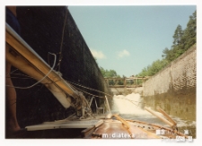 Śluzowanie jachtu Okaz A-111, typ Karaś 450 na kanale Elbląskim, 27.06.1994