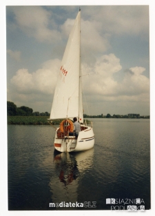Jacht Okaz A-111, typ Karaś 450 na jeziorze, lipiec 1996 r.