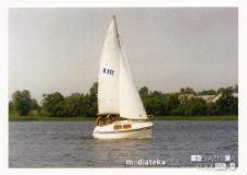 Jacht Okaz A-111, typ Karaś 450 na jeziorze, lipiec 1996 r.