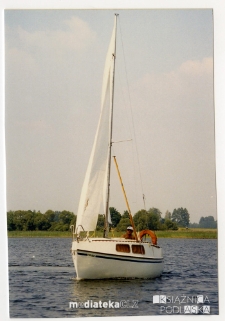 Jacht Okaz A-111, typ Karaś 450 na jeziorze, lipiec 2001 r.