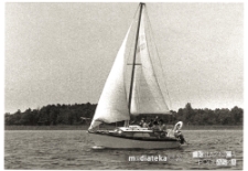 Zbigniew Kamionowski żegluje z przyjaciółmi łódką Odys AB 127, typ Plus, 1976-89 r.