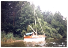 Jacht Okaz A-111, typ Karaś 450 nad brzegiem jeziora, 1987-2006 r.