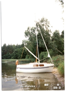 Jacht Okaz A-111, typ Karaś 450 na brzegu jeziora, 1987-2006 r.