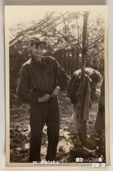 Nastoletni chłopcy przebierający się w ogrodzie