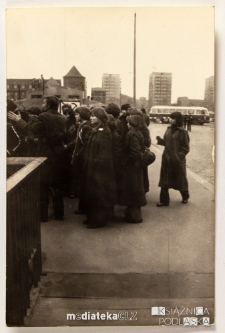 Tłum gapiów zgromadzony na ulicy