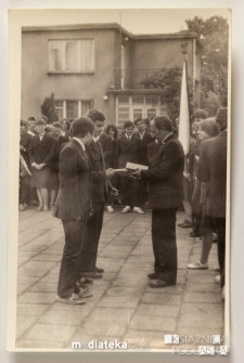 Uroczystość z okazji zakończenia roku szkolnego 1985/1986 - wręczenie świadectw, Białystok, Technikum Kolejowe w Starosielcach