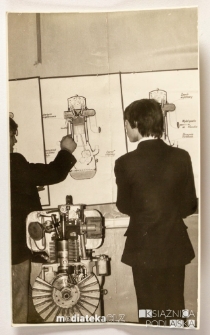 Dwaj uczniowie przed planszą ze schematem silnika, Białystok, Technikum Kolejowe w Starosielcach