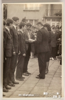 Uroczystość z okazji zakończenia roku szkolnego 1985/1986 - wręczenie świadectw, Białystok, Technikum Kolejowe w Starosielcach