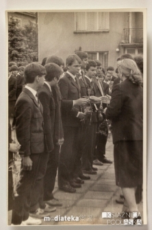 Uroczystość z okazji zakończenia roku szkolnego 1985/1986 - wręczenie świadectw i kwiatów, Białystok, Technikum Kolejowe w Starosielcach