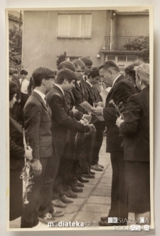 Uroczystość z okazji zakończenia roku szkolnego 1985/1986 - wręczenie świadectw i kwiatów, Białystok, Technikum Kolejowe w Starosielcach