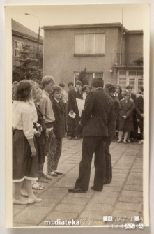 Uroczystość z okazji zakończenia roku szkolnego 1985/1986 - wręczenie świadectw i kwiatów, Białystok, Technikum Kolejowe w Starosielcach