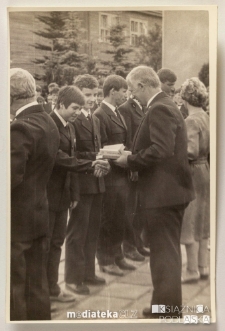 Uroczystość z okazji zakończenia roku szkolnego 1985/1986 - wręczenie świadectw, Białystok, Technikum Kolejowe w Starosielcach