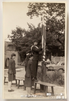 Uroczystość z okazji zakończenia roku szkolnego 1985/1986 - poczet sztandarowy, Białystok, Technikum Kolejowe w Starosielcach