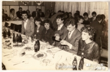 Pary siedzące przy stole podczas balu, Białystok, Technikum Kolejowe w Starosielcach