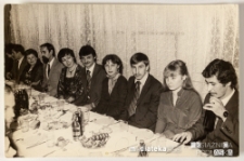 Pary siedzące przy stole podczas balu, Białystok, Technikum Kolejowe w Starosielcach
