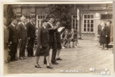 Uroczystość z okazji zakończenia roku szkolnego 1985/1986 - przekazanie sztandaru, Białystok, Technikum Kolejowe w Starosielcach