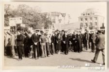 Uczestnicy VII konkursu Ministerstwa Komunikacji "O lepsze wyniki nauczania i wychowania" i III Ogólnopolskiego Konkursu organizowanego przez CRZZ i ZG. TPPR "Wiedza umacnia przyjaźń" z transparentami z nazwami miast, Słupsk, 1979