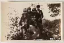 Grupa chłopców pozująca na tle drzew