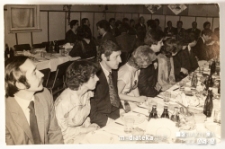 Uczestnicy balu siedzący przy stole, Białystok, Technikum Kolejowe w Starosielcach