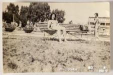 Kobieta w kostiumie kąpielowym wypoczywająca na ławce