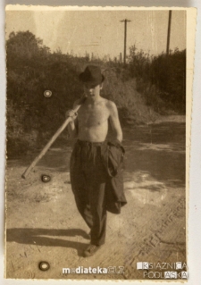 Młody chłopak maszerujący do pracy, PGR Kociołek, 1973 r.