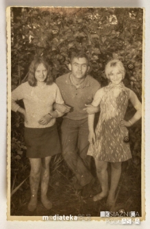 Mężczyzna w towarzystwie dwóch dziewcząt, PGR Kociołek, 1973 r.