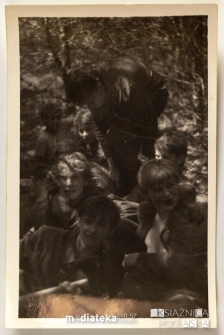 Grupa młodzieży odpoczywająca w cieniu