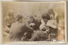 Młodzi mężczyźni odpoczywający w trawie