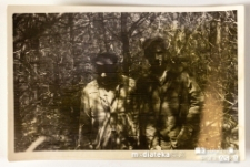 Dwóch mężczyzn w cieniu zarośli