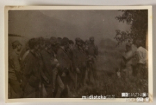 Grup uczniów na apelu przed rozpoczęciem prac polowych, lata 80. XX w.