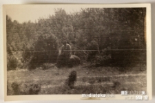 Mężczyzna wypoczywający na skraju lasu