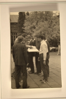 Nauczyciel pokazuje uczniom świadectwa podczas pożegnania absolwentów 1985/1986, Białystok, Technikum Kolejowe w Starosielcach