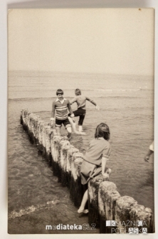 Grupa uczniów na plaży w Ustce, 1979 r.