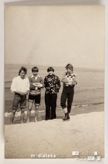 Grupa młodzieży nad brzegiem morza, Ustka, 1979 r.
