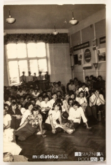 Uroczystości szkolne z okazji Międzynarodowego Dnia Dziecka, Białystok, Technikum Kolejowe w Starosielcach, 1979 r.