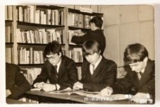 Uczniowie w czytelni, Białystok, Technikum Kolejowe w Starosielcach, 1986 r.