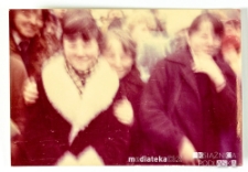 Grupa młodzieży pozująca do zdjęcia, Białystok, Technikum Kolejowe w Starosielcach