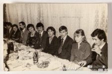 Pary siedzące przy stole podczas balu, Białystok, Technikum Kolejowe w Starosielcach