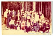 Zbiorowe zdjęcie klasy na tle lasu, Białystok, Technikum Kolejowe w Starosielcach