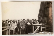 Grupa młodzieży podczas wycieczki