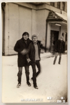 Dwóch chłopców pozujących przed budynkiem