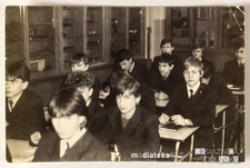 Ubrani na galowo uczniowie siedzący w szkolnych ławach, Białystok, Technikum Kolejowe w Starosielcach, 1986 r.