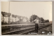 Uśmiechnięty mężczyzna pokazujący narzędzie pracy przy torach, Białystok, Technikum Kolejowe w Starosielcach