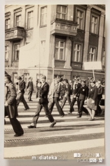 Grupa młodzieży z transparentami, Słupsk, 1979 r.